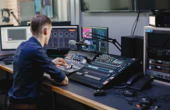 Crystal Clear Audio Enhancement Strengthening Professional Impact in Every Video